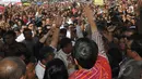Ratusan warga mengelu-elukan nama Jokowi. Jokowipun membalasnya dengan simbol angka dua, Sumatra utara, Selasa (10/6/2014) (Liputan6.com/Herman Zakharia)