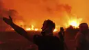 Dua orang tewas dan dua petugas pemadam kebakaran terluka, kata pihak berwenang. (AP Photo/Achilleas Chiras)