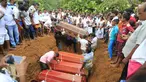 Pemakaman korban banjir dan tanah longsor di Sri Lanka, Minggu (28/5). Saat ini tercatat sudah ada 122 orang yang kehilangan nyawanya akibat bencana yang dipicu oleh hujan lebat di Sri Lanka. (AP Photo)