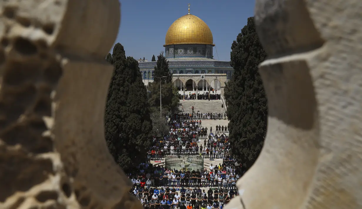 Jemaah Palestina melaksanakan Sholat Jumat pertama bulan suci Ramadhan di kompleks Masjid Al Aqsa di kota tua Yerusalem, Jumat (16/4/2021).  Sekitar 70.000 umat muslim kebanyakan dari mereka warga Arab Israel melaksanakan Sholat Jumat di masjid al-Aqsa. (AP Photo/Mahmoud Illean)