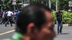 Setelah melakukan penembakan, sang pelaku meledakkan dirinya sendiri.