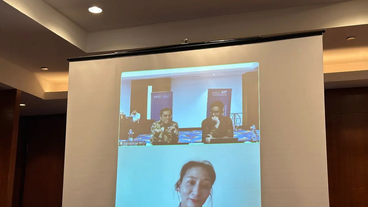 Profesor Riset Young-Kyung Ko dari Yonsei University (bawah) dalam sesi workshop yang diselenggarakan FPCI dan Korea Foundation. Senin (9/12/2024). (Liputan6.com/Benedikta Miranti)