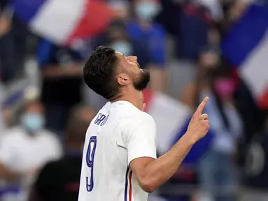 Striker Prancis, Olivier Giroud, melakukan selebrasi usai mencetak gol ke gawang Bulgraria pada laga uji coba terakhir jelang Euro 2020 di Stade de France, Rabu (9/6/2021). Prancis menang dengan skor 3-0. (AP/Francois Mori)