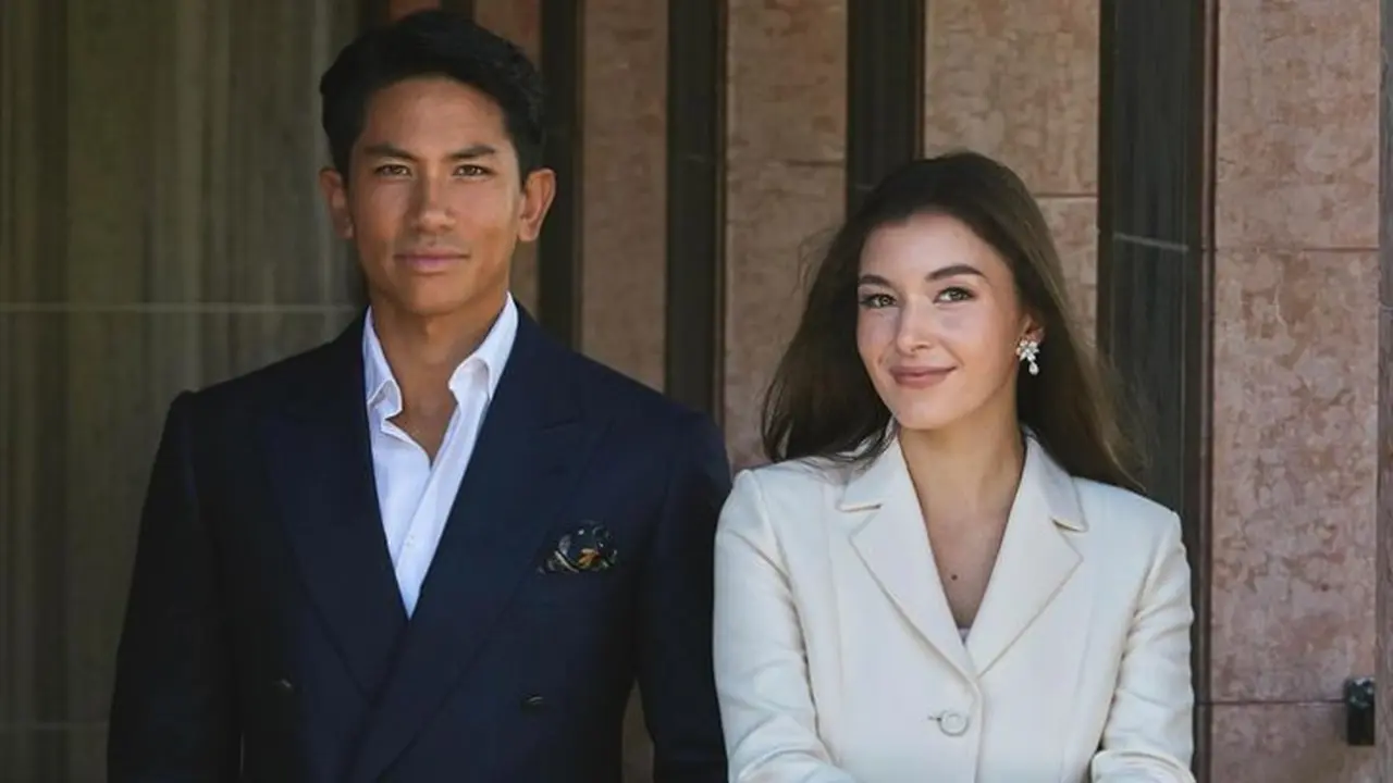 Pangeran Mateen dan calon istrinya Dayang Anisha Rosnah Adam mengucapkan pesan selamat tahun baru 2024 dalam unggahan di Instagram (@tmski).