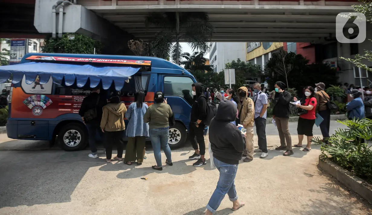 Warga antre untuk menukarkan uang rupiah kertas baru emisi 2022 di Pasar Senen, Jakarta, Selasa (23/8/2022). Uang rupiah kertas baru emisi 2022 terdiri atas pecahan Rp 100.000, Rp 50.000, Rp 20.000, Rp 10.000, Rp 5.000, Rp 2.000, dan Rp 1.000. (Liputan6.com/Faizal Fanani)