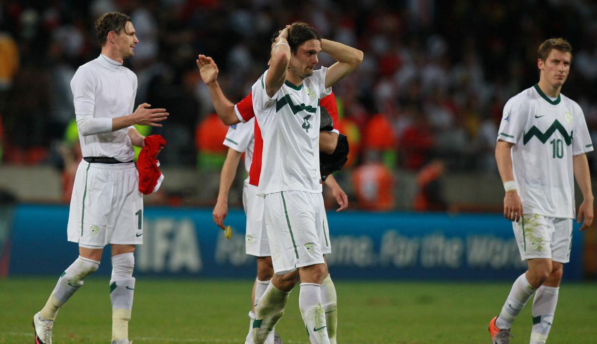 Slovenia. Slovenia tercatat pernah dua kali lolos ke putaran final Piala Dunia pada edisi 2002 di Jepang dan Korea Selatan, serta pada edisi 2010 di Afrika Selatan. Pada edisi 2002 Slovenia finis di posisi ke-4 Grup B setelah selalu kalah dalam 3 laga dari Spanyol, Paraguay dan Afrika Selatan. Sementara pada edisi 2010, Slovenia finis lebih baik di posisi ketiga di bawah Amerika Serikat dan Inggris. (AFP/Karim Jaafar)