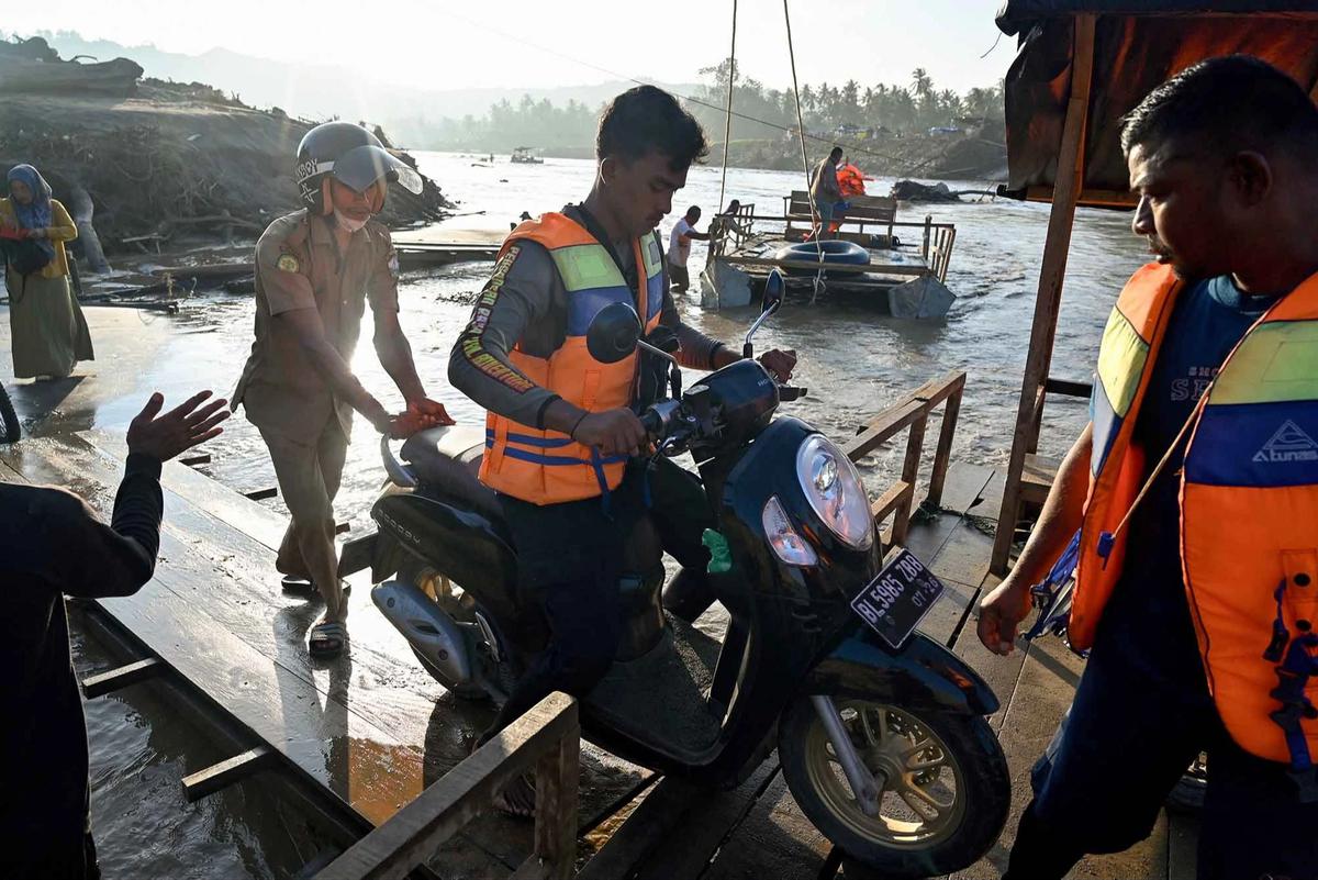 FOTO: Rakit Mandiri Jadi Akses Warga Pasca Putusnya Jembatan Ulee Jalan