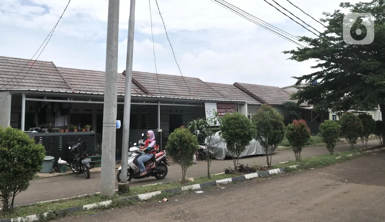 Warga melintasi perumahan bersubsidi Green Citayam City, Bojong Gede, Bogor, Selasa (18/2/2020). REI mencatat tahun 2020 membutuhkan sekitar 260 ribu unit rumah bersubsidi sementara dalam APBN 2020 hanya tersedia Rp11 triliun atau setara 97.700 unit rumah bersubsidi. (merdeka.com/Iqbal S Nugroho)