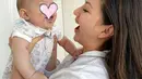 Sejak Kyarra lahir, Jessica Mila memilih untuk fokus mengurus buah hatinya dan menepi sejenak dari dunia sinetron. Nikmati peran sebagai seorang ibu selama 6 bulan, kebahagiaan terpancar jelas di wajah Mila ketika menggendong Kyarra. Meski bajunya kotor karena makanan Kyarra, artis berusia 32 tahun ini menikmati momen MPASI pertama buah hati tercintanya. (Liputan6.com/IG/jscmila)
