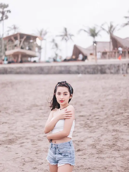 Parasnya yang cantik ditambah pakaian seksi dan pose yang menggoda memang pantas jika menarik perhatian publik, terutama kaum lelaki. (Instagram/jennifercoppenn)