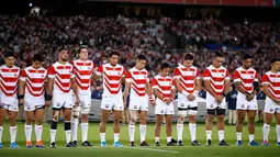 Pemain rugby Jepang berdoa untuk korban Topan Hagibis sebelum melawan Skotlandia di Piala Dunia Rugbi 2019 di Stadion Internasional Yokohama (13/10/2019). Jepang menyingkirkan Skotlandia dengan skor 28-21 dan melaju ke perempat final. (AFP Photo/Odd Andersen)