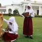 Suasana di halaman Istana Negara saat sejumlah siswa memperingati Hari Buku Nasional, Jakarta, Rabu (17/8). Sebanyak 500 pelajar menikmati membaca dan mendengarkan dongeng di halaman istana. (Liputan6.com/Angga Yuniar)