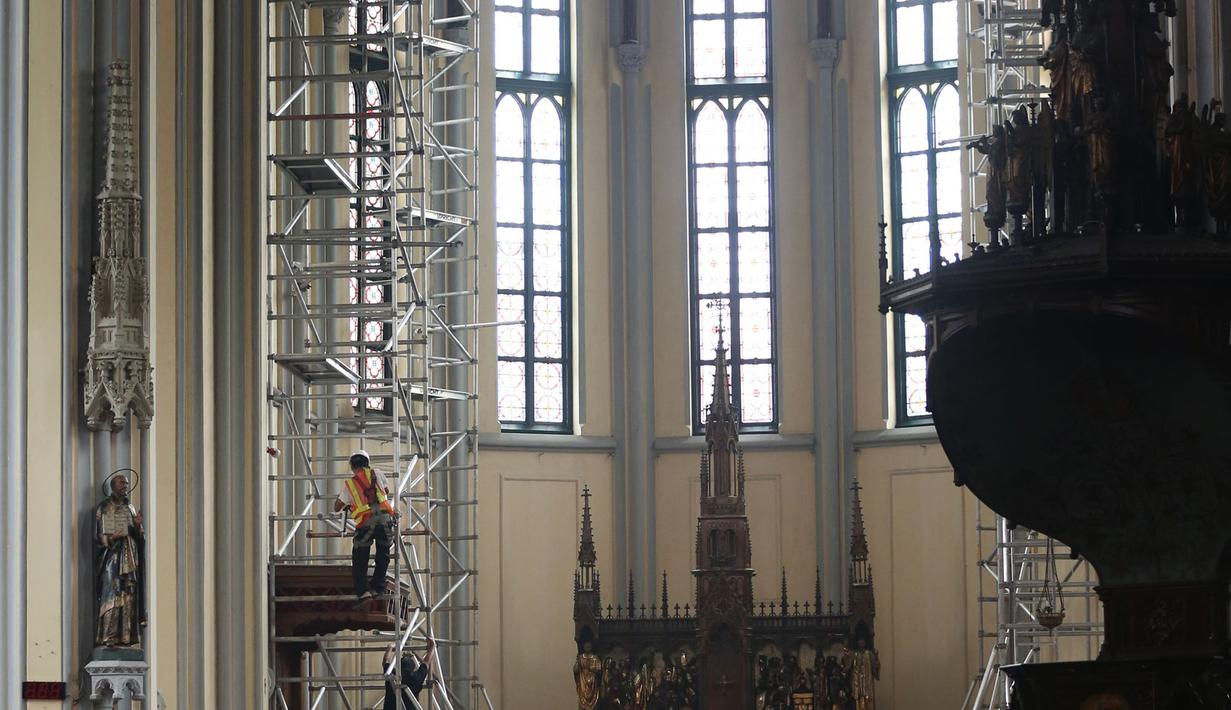 Sejumlah pekerja membersihkan kaca di Gereja Katedral, Jakarta, Senin (12/12). Sejumlah persiapan dilakukan oleh pihak gereja untuk menyambut perayaan Natal. (Liputan6.com/Johan Tallo)