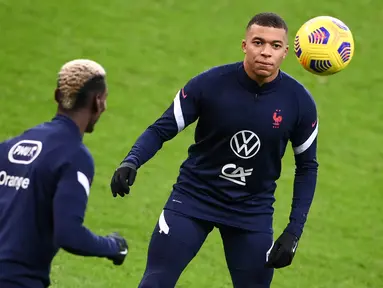 Penyerang Prancis, Kylian Mbappe (kanan) mengambil bagian dalam sesi latihan di stadion Stade de France di Saint-Denis, Paris (16/11/2020). Prancis akan menghadapi Swedia pada matchday Grup A3 UEFA Nations League 2020/21 di Stade de France, Saint-Denis, Paris. (AFP/Franck Fife)