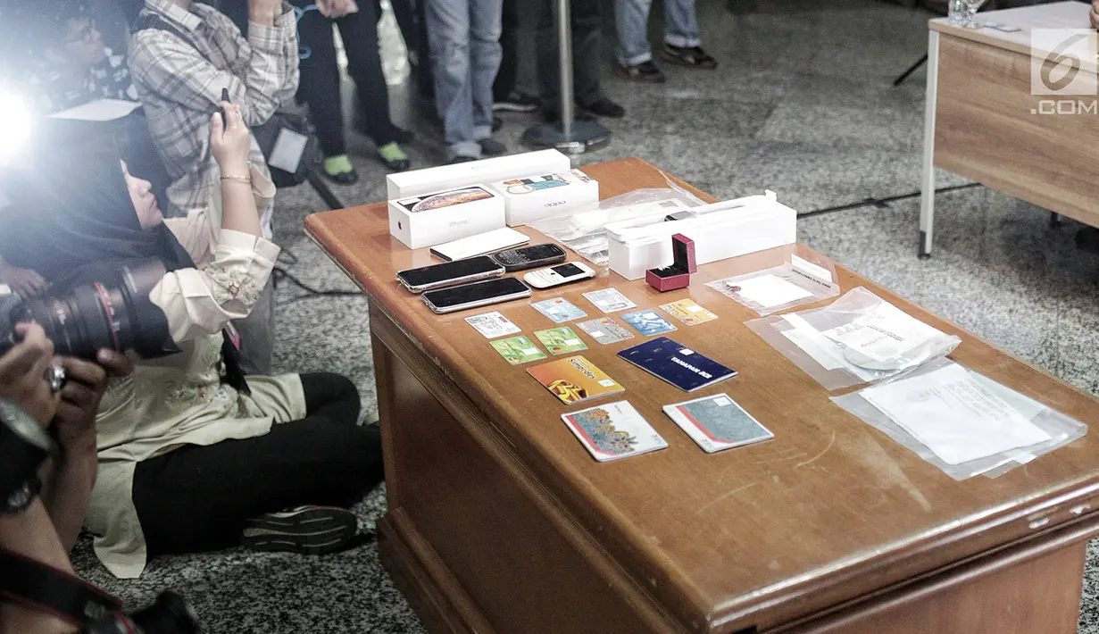 Sejumlah barang bukti saat rilis kasus tindak pidana pemerasan melalui layanan video call sex di Bareskrim Polri, Jakarta, Jumat (15/2). Salah seorang pelaku berinisial SF, 25, warga Sidrap, Sulawesi Selatan berhasil ditangkap (Liputan6.com/Faizal Fanani)