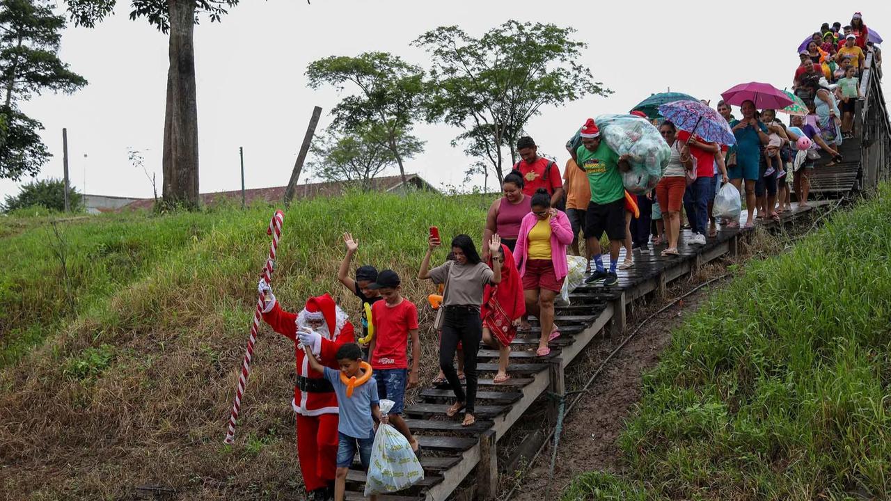 FOTO: Sinterklas Menyusuri Sungai Amazon Antar Hadiah Natal