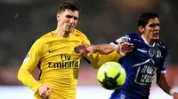 Bek Paris Saint-Germain (PSG), Thomas Meunier, berebut bola dengan gelandang Troyes, Jimmy Giraudon, pada laga Liga 1 Prancis di Stadion Aube, Sabtu (2/2/2018). Troyes takluk 0-2 dari PSG. (AFP/Franck Fife)