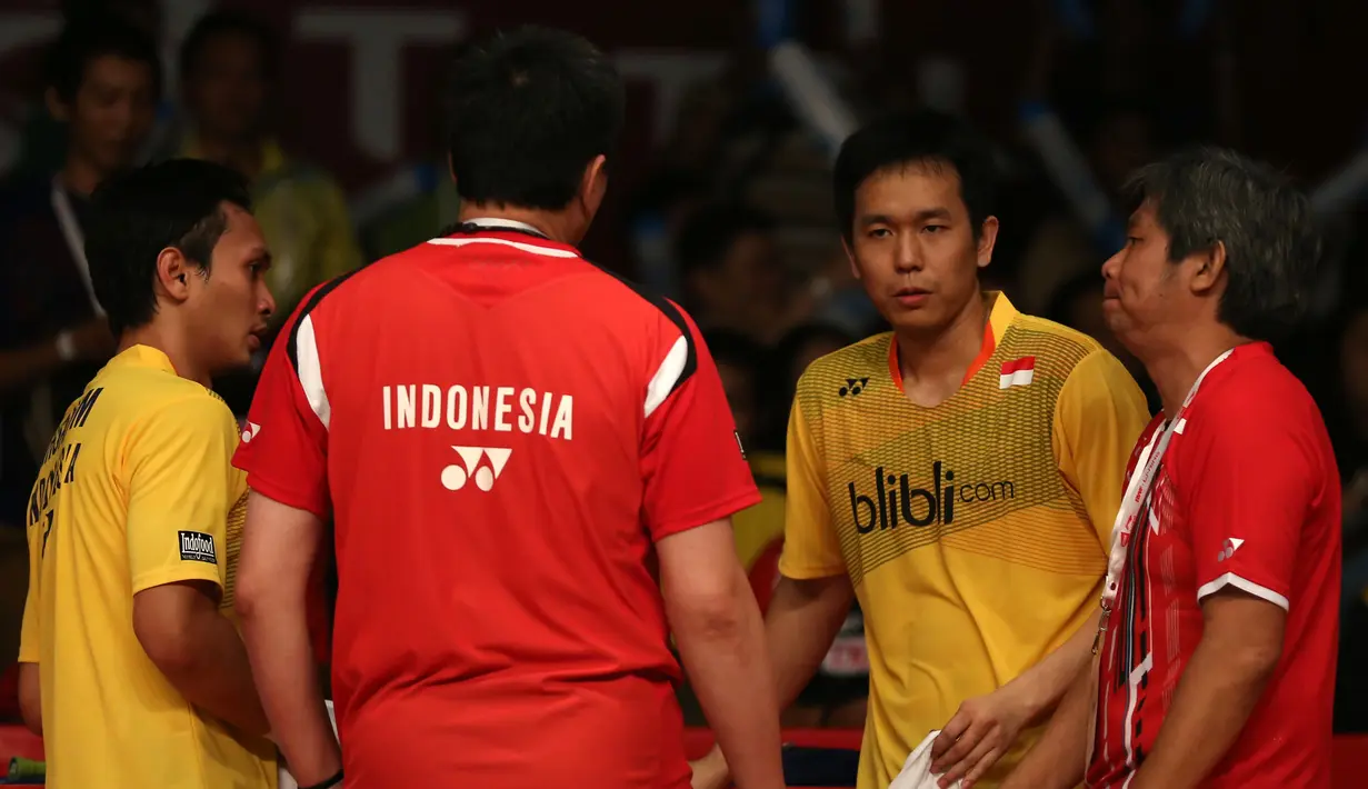 Pelatih ganda putra Indonesia, Herry IP (kanan) dan Aryono Miranat, memberi arahan kepada  Mohammad Ahsan/Hendra Setiawan saat berhadapan dengan pasangan Tiongkok, Liu Xiaolong/Qiu Zihan. Minggu (16/8/2015). (Bola.com/Arief Bagus)