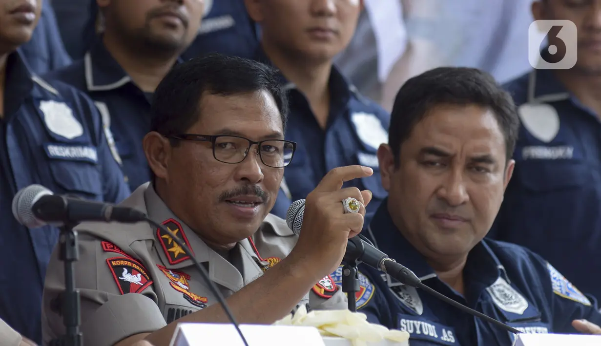 Kapolda Metro Jaya Irjen Pol Nana Sujana memberi keterangan pers terkait kasus penyuntikan stem cell oleh dokter klinik yang tidak sesuai standar kententuan di Polda Metro Jaya, Jakarta Selatan, Kamis (16/1/2020). (merdeka.com/Imam Buhori)
