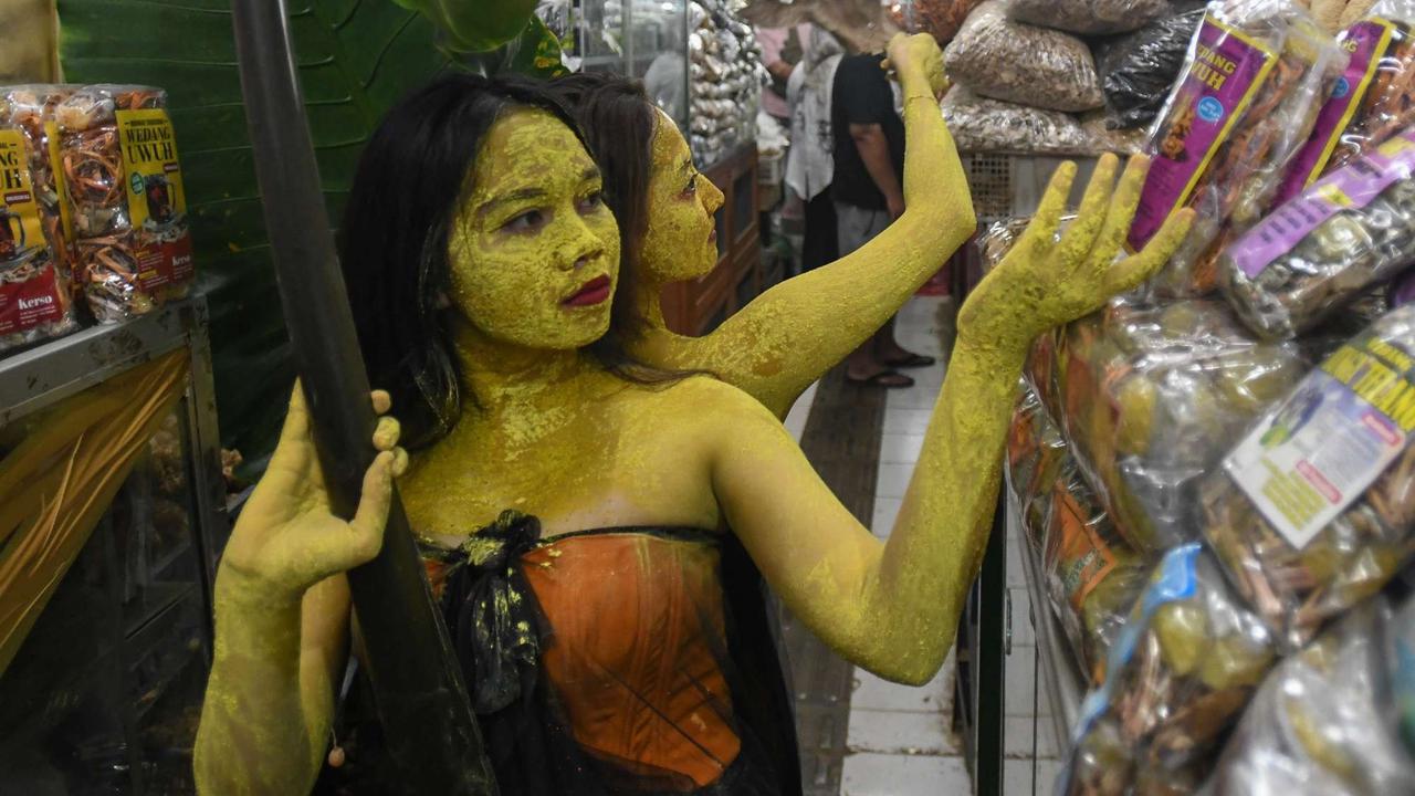 Aksi penari tampil di tengah pasar tradisional