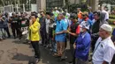 Mahasiswa dan buruh menggelar konferensi pers pernyataan sikap pengesahan Perppu Cipta Kerja menjadi Undang Undang di depan gedung DPR RI, Jakarta, Minggu (26/3/23). (Liputan6.com/Johan Tallo)