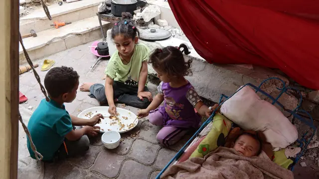 Kelaparan, Anak-anak Gaza Antre untuk Dapat Makanan