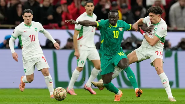 Pemain Senegal Sadio Mane (tengah) berebut bola dengan pemain Maroko Neil Yoni El Aynaoui