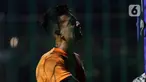 Penjaga gawang Timnas Indonesia U-22, Nadeo Argawinata saat mengikuti latihan di Lapangan D, Kompleks Gelora Bung Karno, Senayan, Jakarta, Selasa (2/3/2021). Latihan ini persiapan untuk dua ajang uji coba melawan tim Liga 1 Indonesia dan SEA Games 2021 di Vietnam. (Liputan6.com/Helmi Fithriansyah)