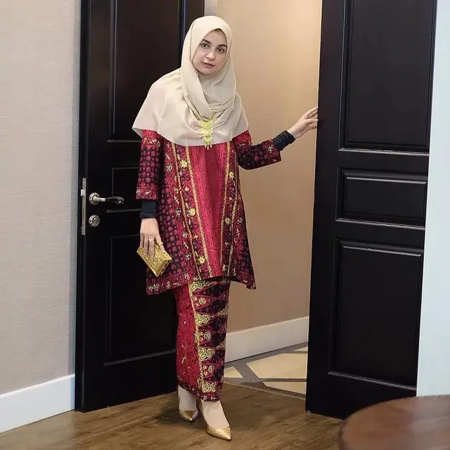 7 Rekomendasi Model Baju Batik Wanita Berhijab ala Artis Indonesia, Cocok untuk Acara di Tahun 2024