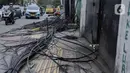 Penertiban dan penataan jaringan kabel utilitas ini dilakukan dengan memutus kabel.