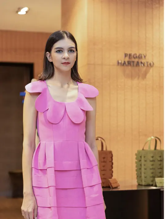 Tak ketinggalan, motif garus juga berhasil kembali hadir menyiratkan kesan retro yang menjanjikan.