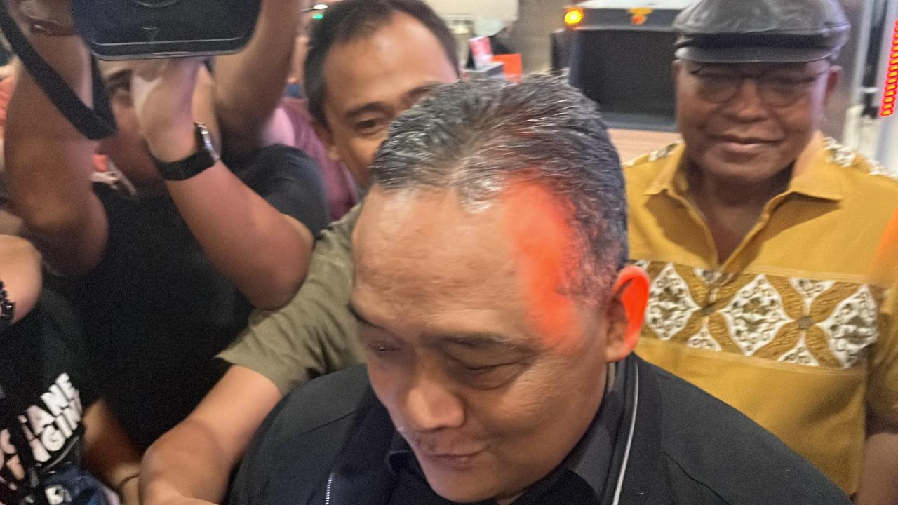 Lambaian Tangan Benny Rhamdani Penuhi Panggilan Bareskrim soal Bos Judi Online Inisial T