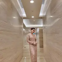 Pakai baju kurung Melayu, tampilan Ayu Ting Ting sukses pukau warganet. (Instagram/ayutingting92).
