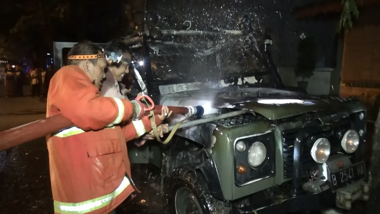 Land Rover Antik Mantan Wabub Tulungangung Hangus Terbakar