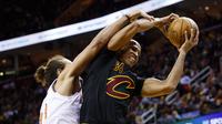 Duel pemain Cleveland Cavaliers, Richard Jefferson #24 dengan pemain New York Knicks, Joakim Noah #13 pada laga perdana NBA basketball game 2016-2017 di Quicken Loans Arena. (Reuters/Rick Osentoski-USA TODAY Sports)