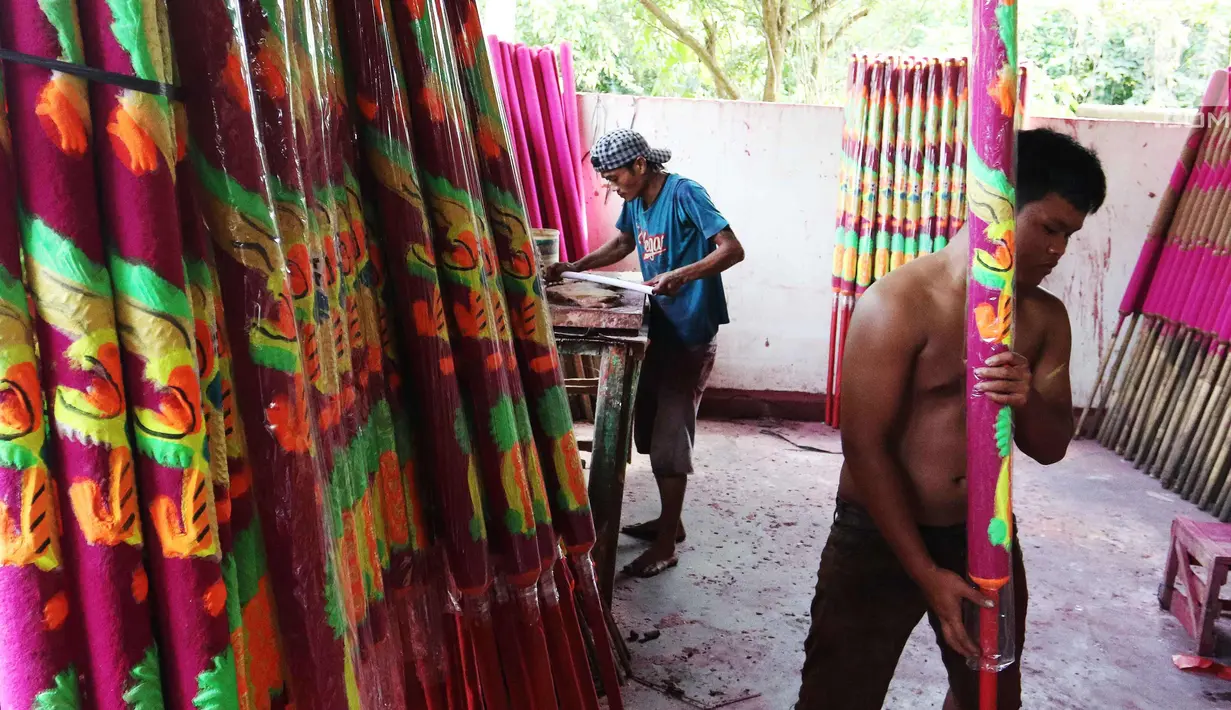 Pekerja saat memproduksi hio di Tangerang, Banten, Rabu (7/2). Jelang perayaan imlek pembuat hio mulai kebanjiran pesanan untuk memenuhi kebutuhan kelenteng dengan harga berkisar 12 hingga 16 ribu tergantung ukuran. (Liputan6.com/Angga Yuniar)