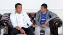 Menpora Imam Nahrawi (kiri) berbincang bersama Evan Dimas jelang memberi keterangan di kantor Kemenpora, Jakarta, Kamis (19/5/2016). Rencananya, Evan Dimas akan kembali masuk ke timlamanya, Bhayangkara Surabaya United. (Liputan6.com/Helmi Fithriansyah)