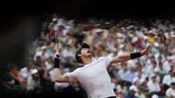 Petenis asal Inggris, Andy Murray, saat pertandingan melawan petenis Slovakia, Martin Klizan pada babak kedua Prancis Terbuka di Stadion Roland Garros, (01/06/2017). Murray menang dengan 6-7, 6-2, 6-2, 7-6.(AP/Petr David Josek)