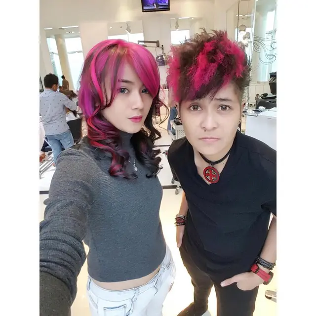 Tetap Keren, 6 Seleb Ini Pernah Ubah Warna Rambut Jadi Mencolok