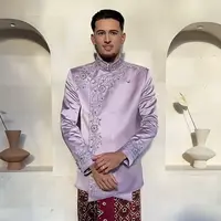 Saat siraman, Justin Hubner pun tampil berbeda tidak seperti biasanya. Dengan parasnya yang bule, Justin Hubner pun tampil dengan baju tradisional Indonesia. [@kunsoomakeupartist]