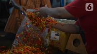 Pedagang melayani pembeli cabai di pasar Induk Kramat Jati, Jakarta, Rabu (7/4/2021).  Semua bahan pangan seperti cabai dan bawang akan stabil jelang puasa Ramadan dan Lebaran Idul Fitri 2021. (merdeka.com/Imam Buhori)