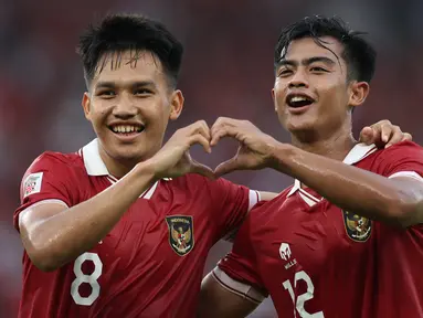 Skuad Timnas Indonesia U-22 yang berjumlah 20 pemain telah tiba di Kamboja untuk mengikuti ajang multi-event SEA Games ke-32. Para pemain hasil racikan pelatih Indra Sjafri akan berusaha merebut kembali medali emas cabang sepak bola yang terakhir kali diraih pada 32 tahun silam di ajang SEA Games ke-16 Manila pada 1991. Harapan tentu saja selalu ada, apalagi saat ini Timnas Indonesia U-22 diperkuat 8 pemain andalan yang mayoritas bahkan telah memiliki caps bersama Timnas Indonesia Senior. Berikut daftar 8 pemain tersebut. (Bola.com/Bagaskara Lazuardi)