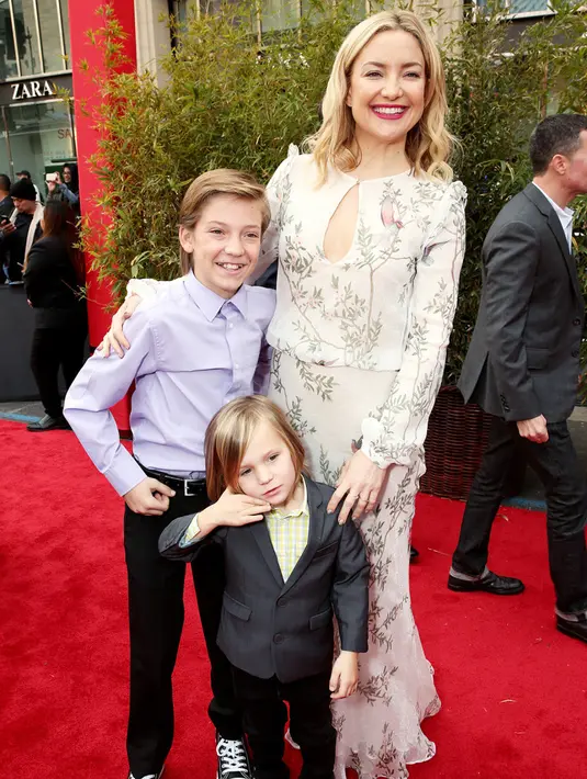 Kate Hudson berusia 24 tahun saat melahirkan aanak pertamanya, Ryder pada Januari 2004. (Todd Williamson/Getty Images)