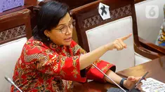 Menteri Keuangan Sri Mulyani Indrawati mengikuti rapat kerja dengan Komisi XI DPR di Kompleks Parlemen, Senayan, Jakarta, Rabu (19/1/2022). Rapat kerja tersebut terkait evaluasi APBN tahun 2021 dan Pemulihan Ekonomi Nasional (PEN) 2021 serta rencana PEN 2022. (Liputan6.com/Angga Yuniar)
