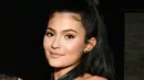 Dilansir dari HollywoodLife, alasan Kylie Jenner melakukan hal tersebut adalah untuk kariernya. (MICHAEL BUCKNER-VARIETY-REX-SHUTTERSTOCK/HollywoodLife)