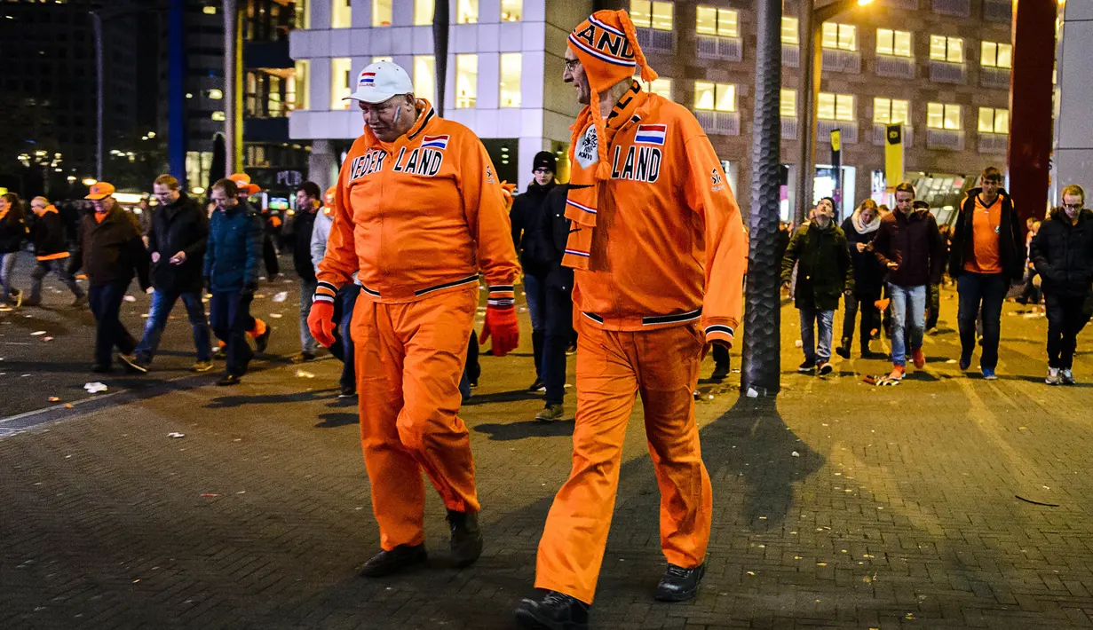 Para pendukung De Oranje tampak lesu usai menyaksikan kegagalan Belanda menaklukan Ceska di Stadion Amsterdam Arena, Belanda, Rabu (15/10/2015). Belanda gagal lolos ke Piala Eropa 2016. (AFP Photo/Remko De Waal)