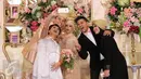 Presenter Indy Barends dan Indra Bekti serta istrinya, Aldila Jelita berwelfie bersama mempelai pengantin Ben Kasyafani - Nesyana Ayu Nabila pada resepsi pernikahan kedua Ben di kawasan Mega Kuningan, Jakarta, Sabtu (30/7). (Liputan6.com/Herman Zakharia)