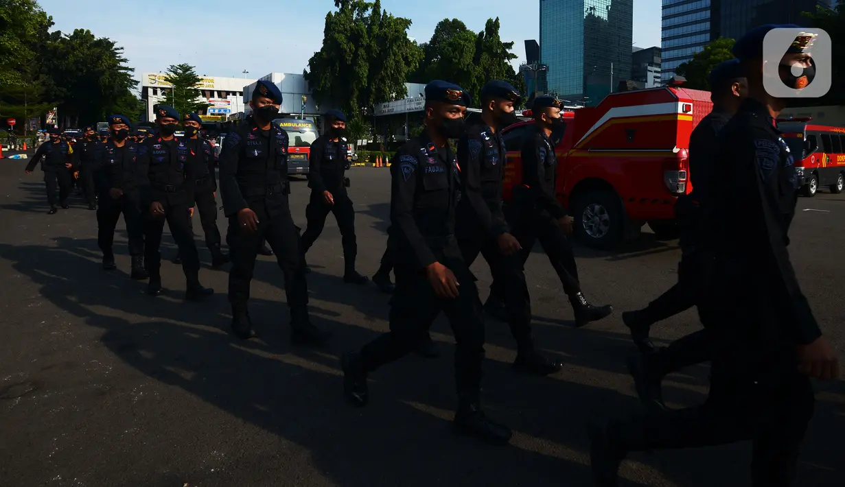 Personel Polri bersiap mengikuti apel gelar pasukan Operasi Lilin Jaya 2021 di lapangan Polda Metro Jaya, Jakarta, Kamis (23/12/2021). Operasi Lilin kali ini digelar dalam rangka memberikan rasa aman dan nyaman bagi masyarakat saat libur Natal 2021 dan Tahun Baru 2022. (merdeka.com/Imam Buhori)
