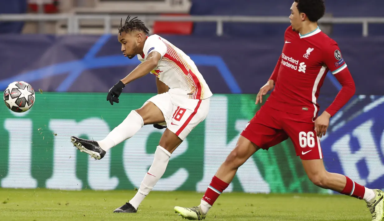 Gelandang RB Leipzig, Christopher Nkunku menembak bola dari kawalan bek Liverpool, Trent Alexander-Arnold pada pertandingan leg kedua babak 16 besar Liga Champions di stadion Puskas Arena, Budapest, Hongaria, Kamis (11/3/2021). Liverpool menang atas RB Leipzig 2-0. (AP Photo/Laszlo Balogh)