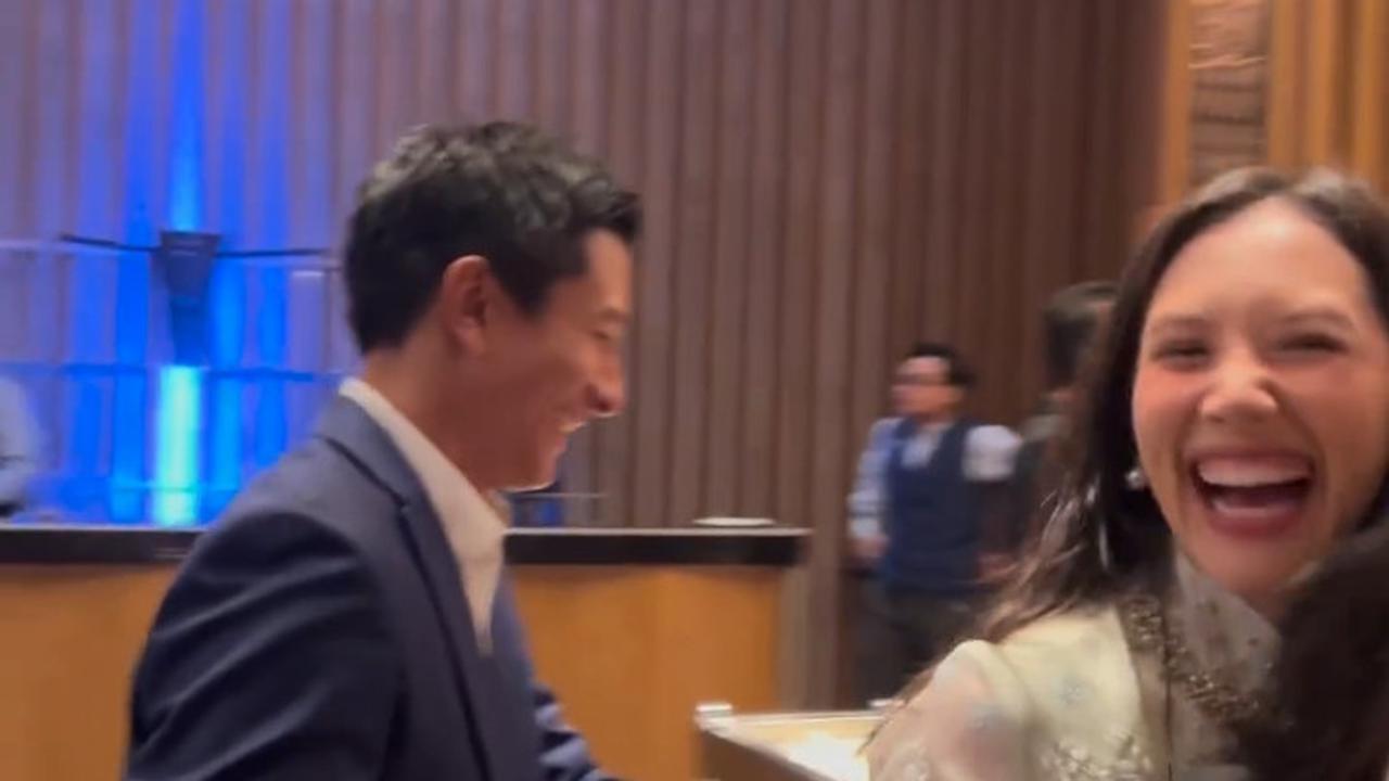 Rio dan Athina tertawa bersama tanpa memberikan petunjuk kapan rencana pernikahan akan terjadi.